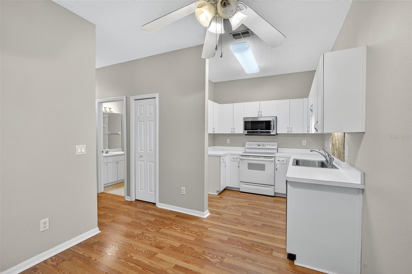 Image 22 of 51 For 4220 Silver Star Drive