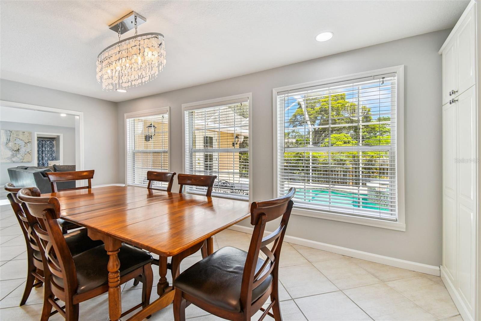 Image 19 of 83 For 822 Village Way