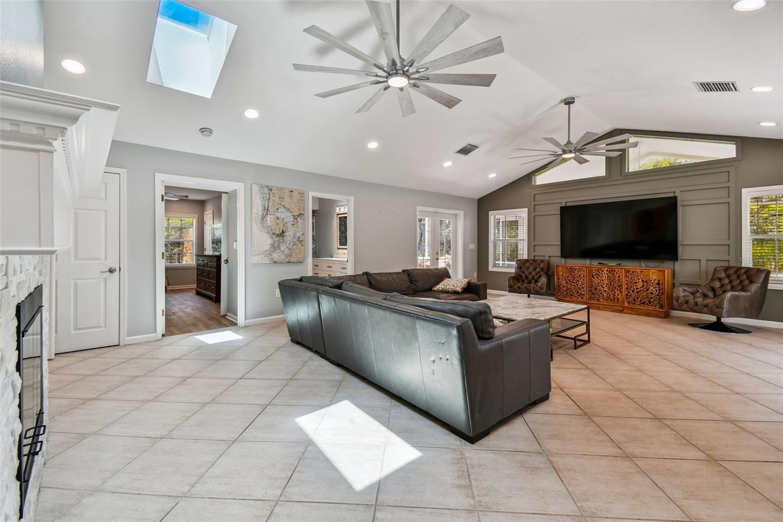 Image 22 of 83 For 822 Village Way