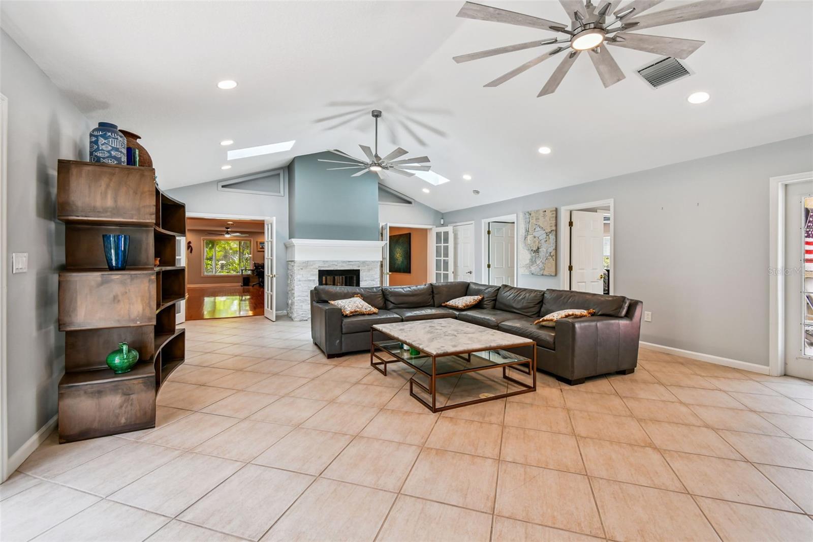 Image 24 of 83 For 822 Village Way