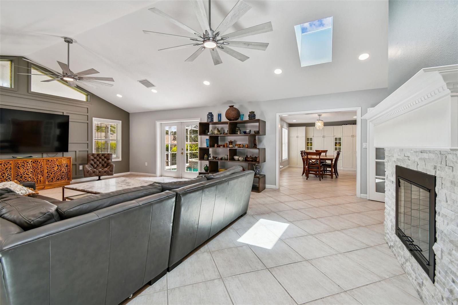 Image 26 of 83 For 822 Village Way