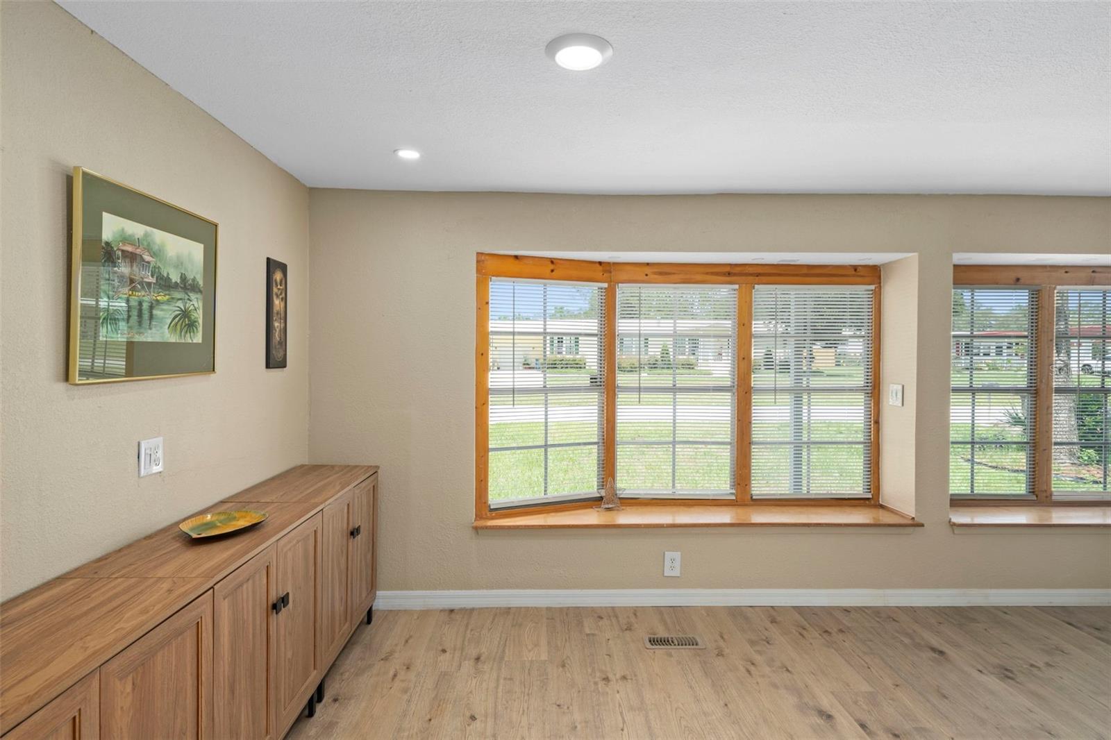 Listing photo id 16 for 15342 Brookridge Boulevard