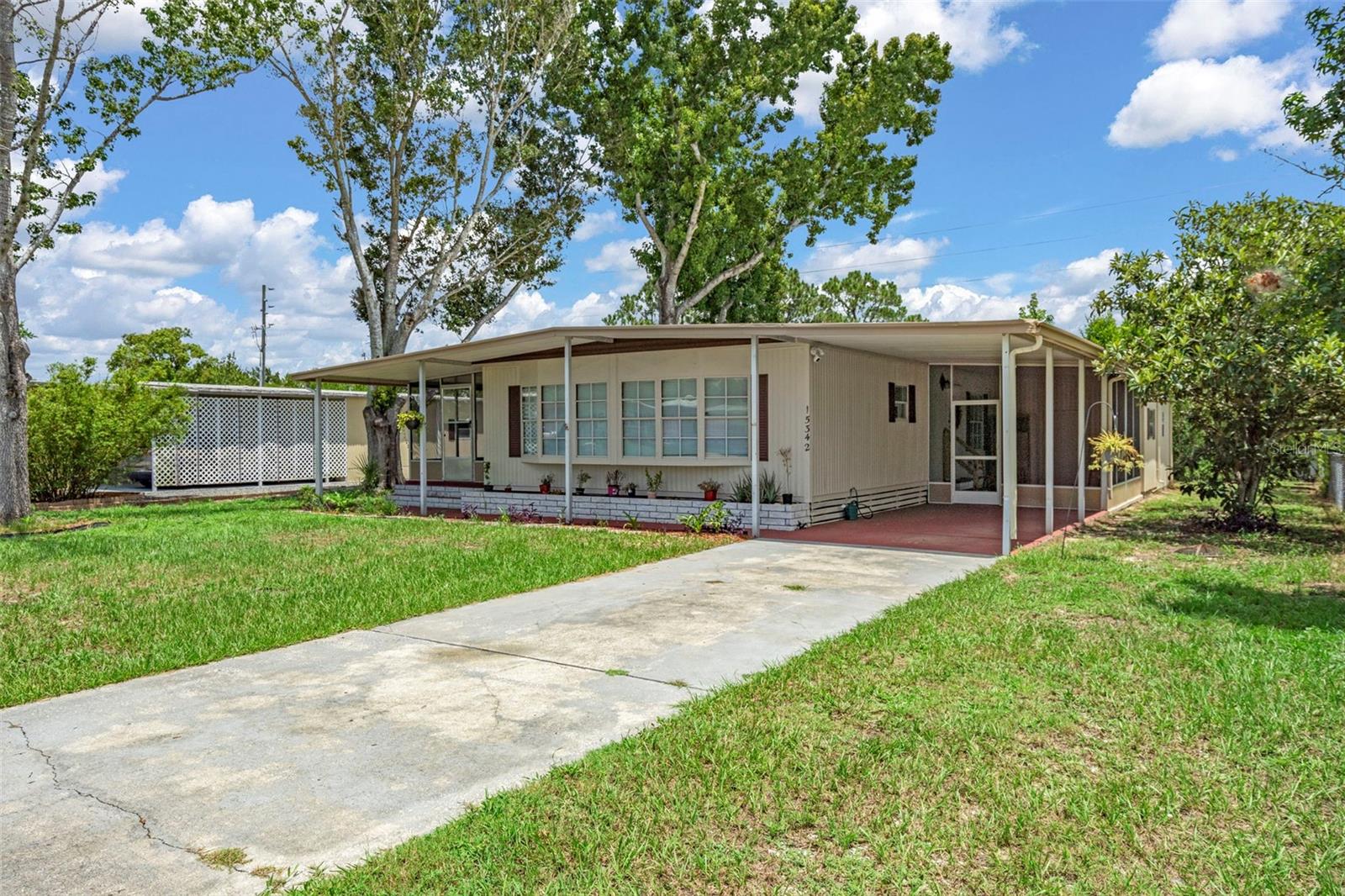 Listing photo id 1 for 15342 Brookridge Boulevard