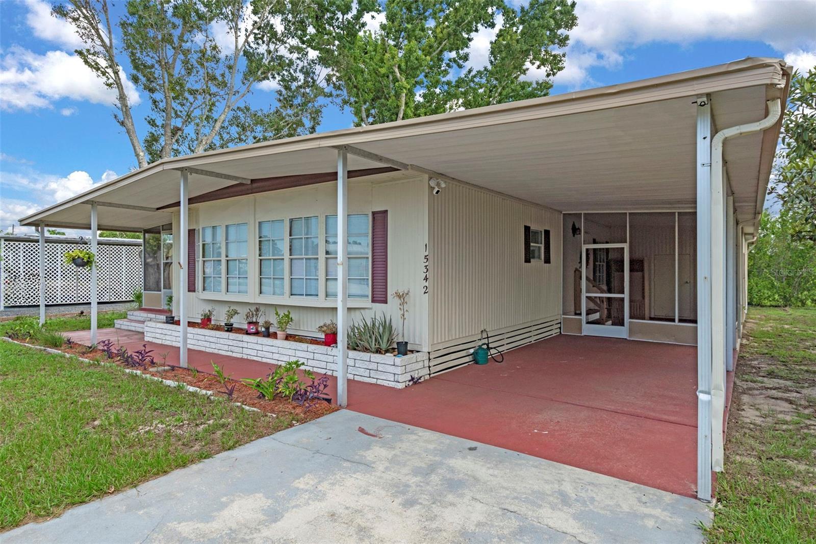Listing photo id 2 for 15342 Brookridge Boulevard