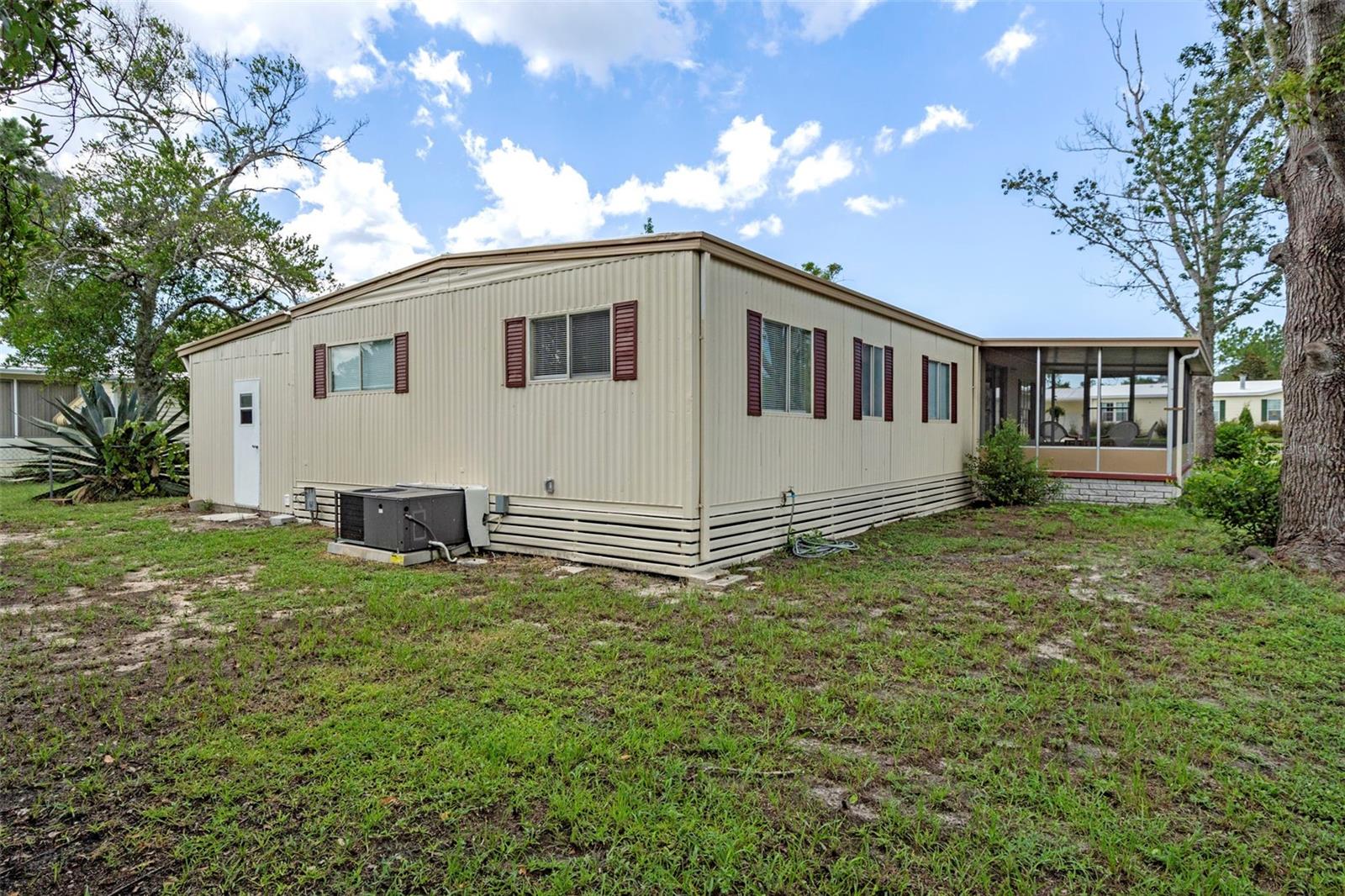 Listing photo id 40 for 15342 Brookridge Boulevard