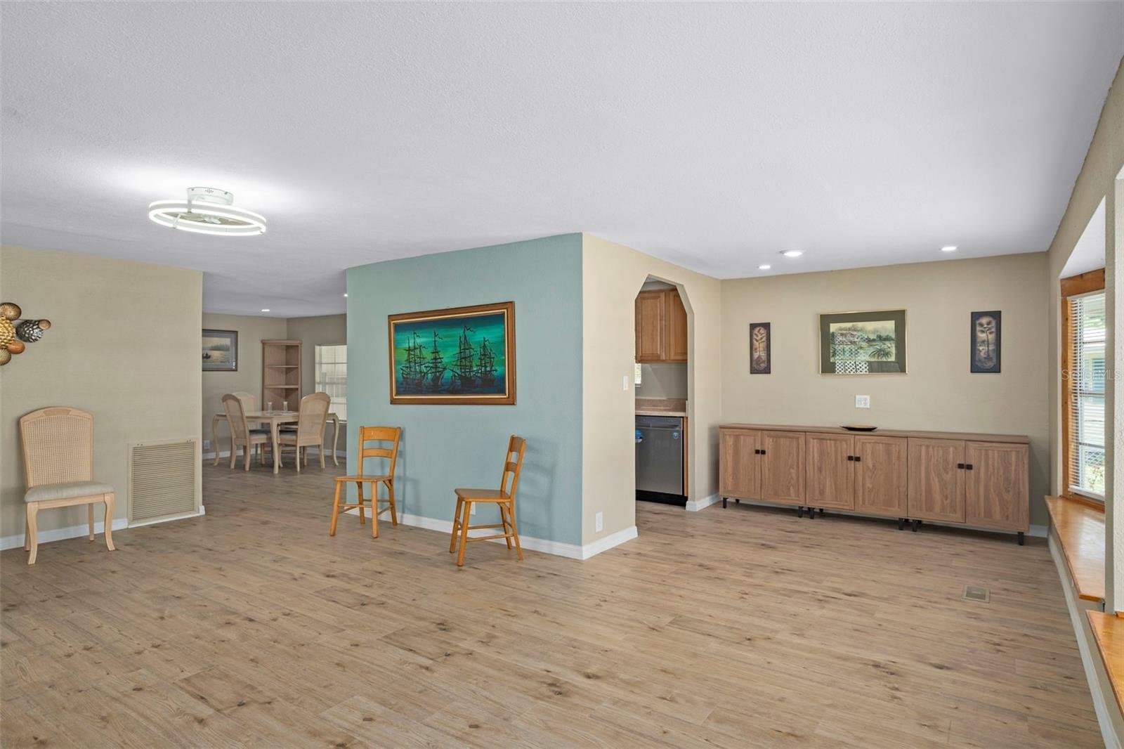Listing photo id 5 for 15342 Brookridge Boulevard