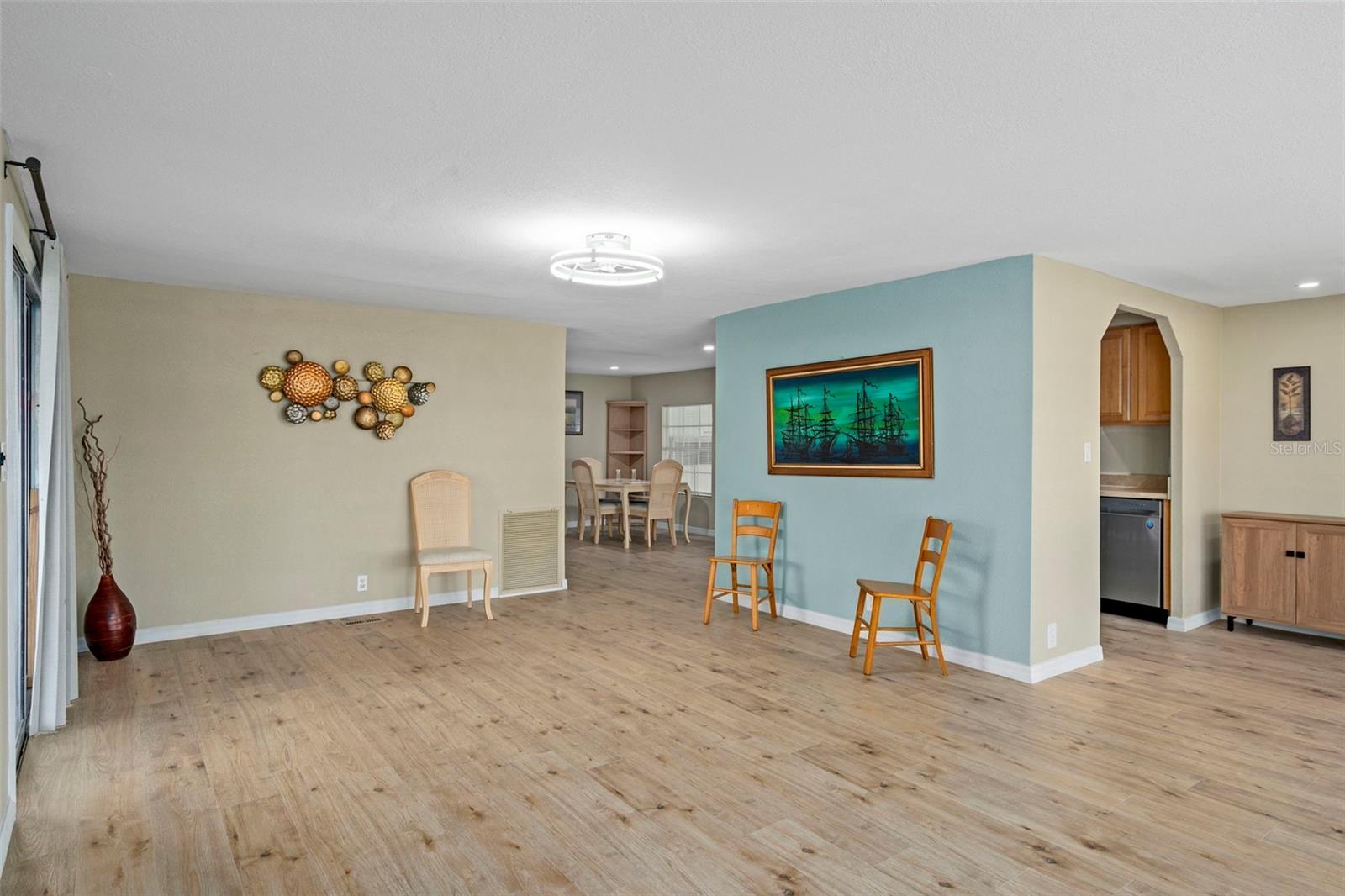 Listing photo id 6 for 15342 Brookridge Boulevard