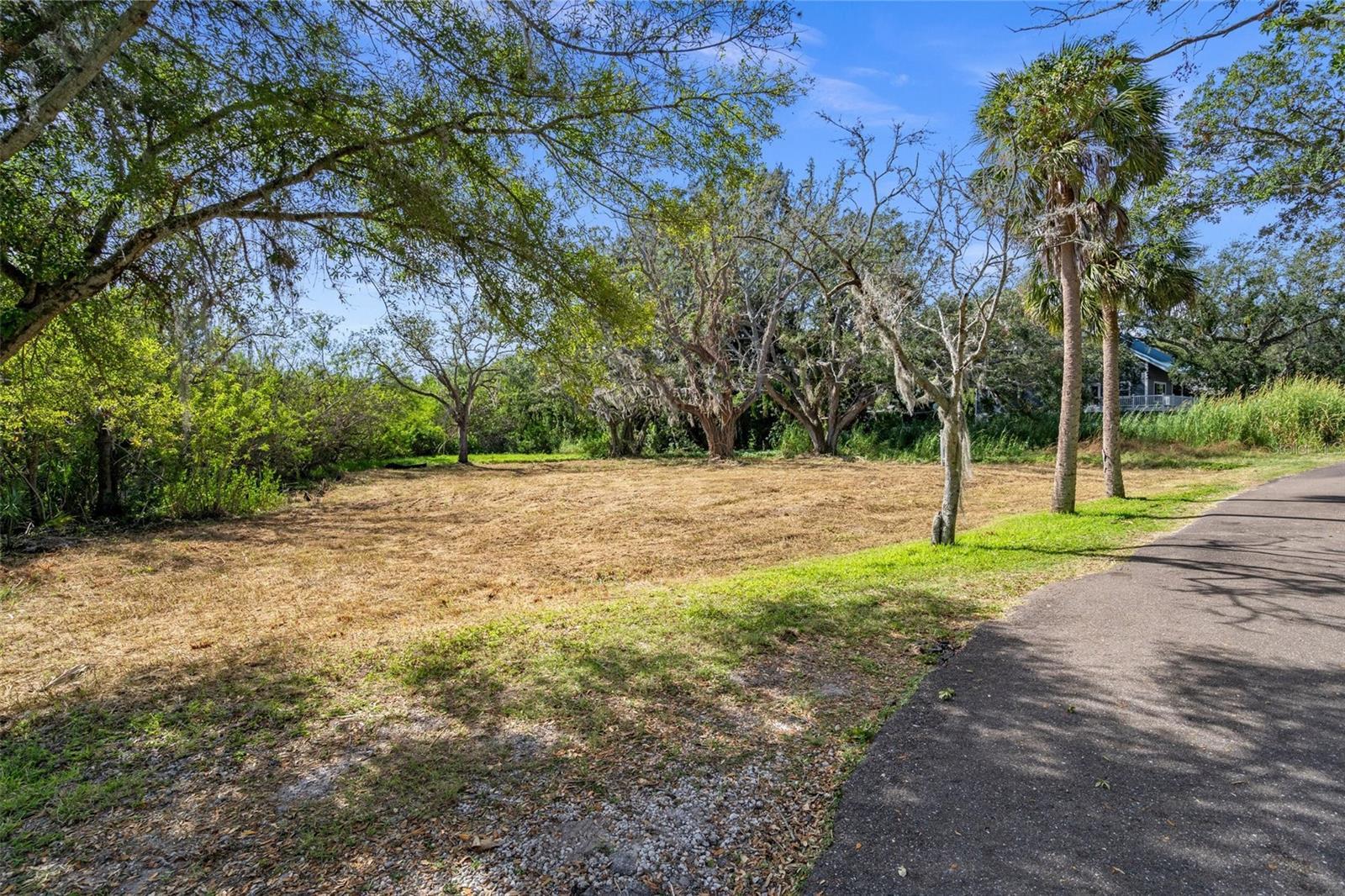 Image 8 of 14 For Irwin Street E