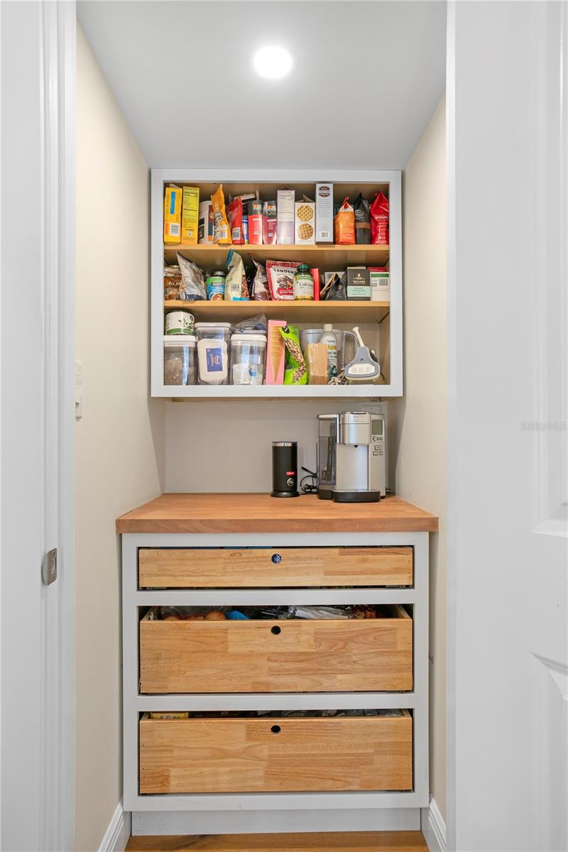 Listing photo id 15 for 4705 San Rafael Street