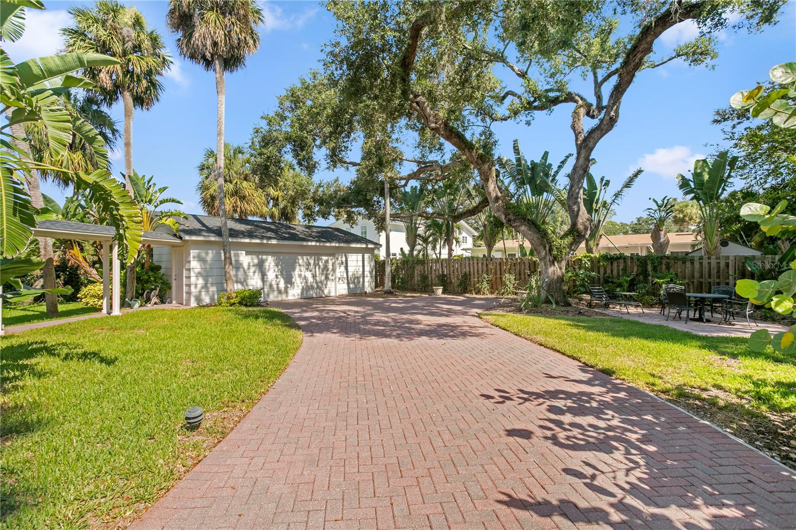 Listing photo id 32 for 4705 San Rafael Street