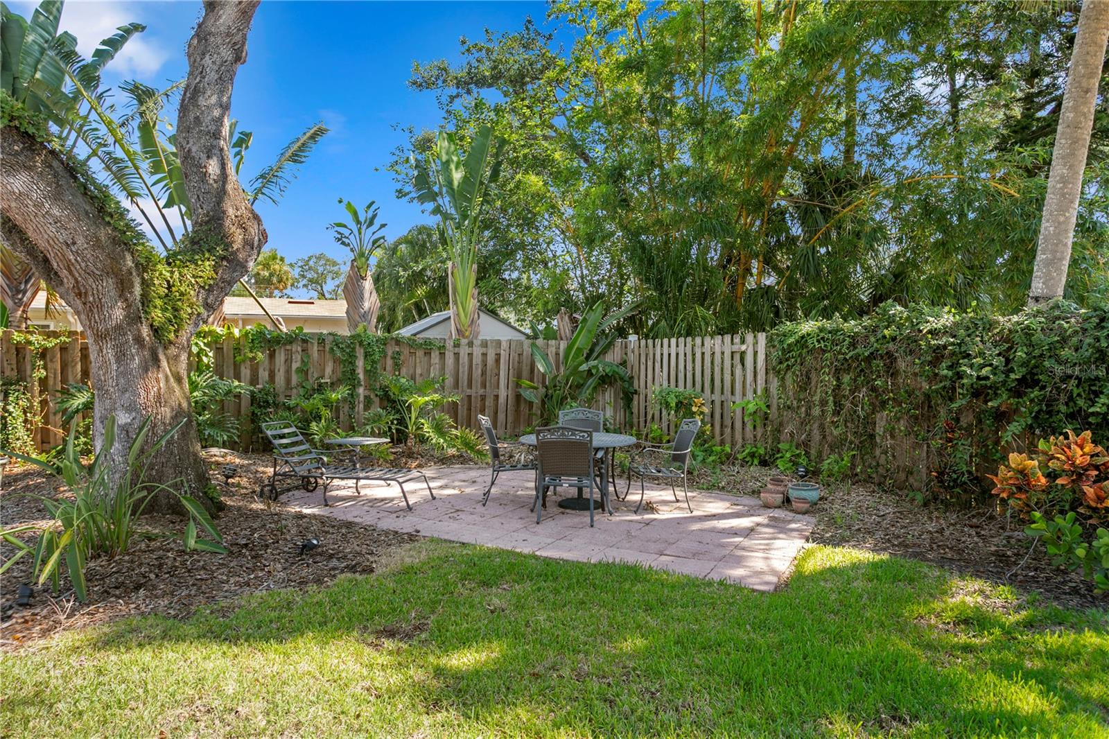 Listing photo id 33 for 4705 San Rafael Street