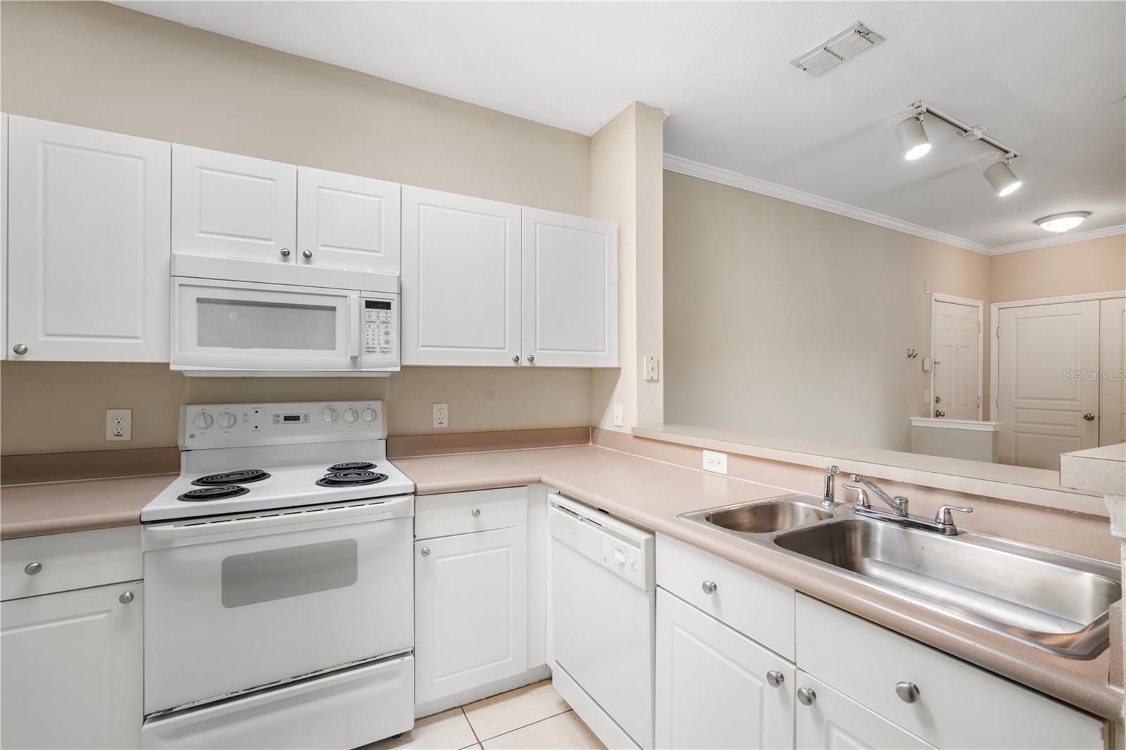 Image 12 of 23 For 9301 Crescent Loop Circle 206