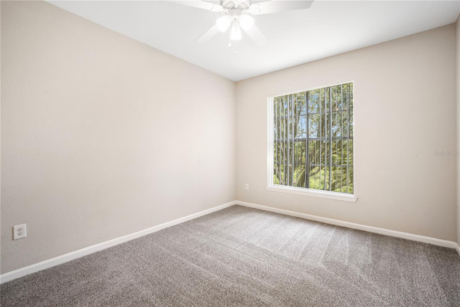 Image 18 of 23 For 9301 Crescent Loop Circle 206