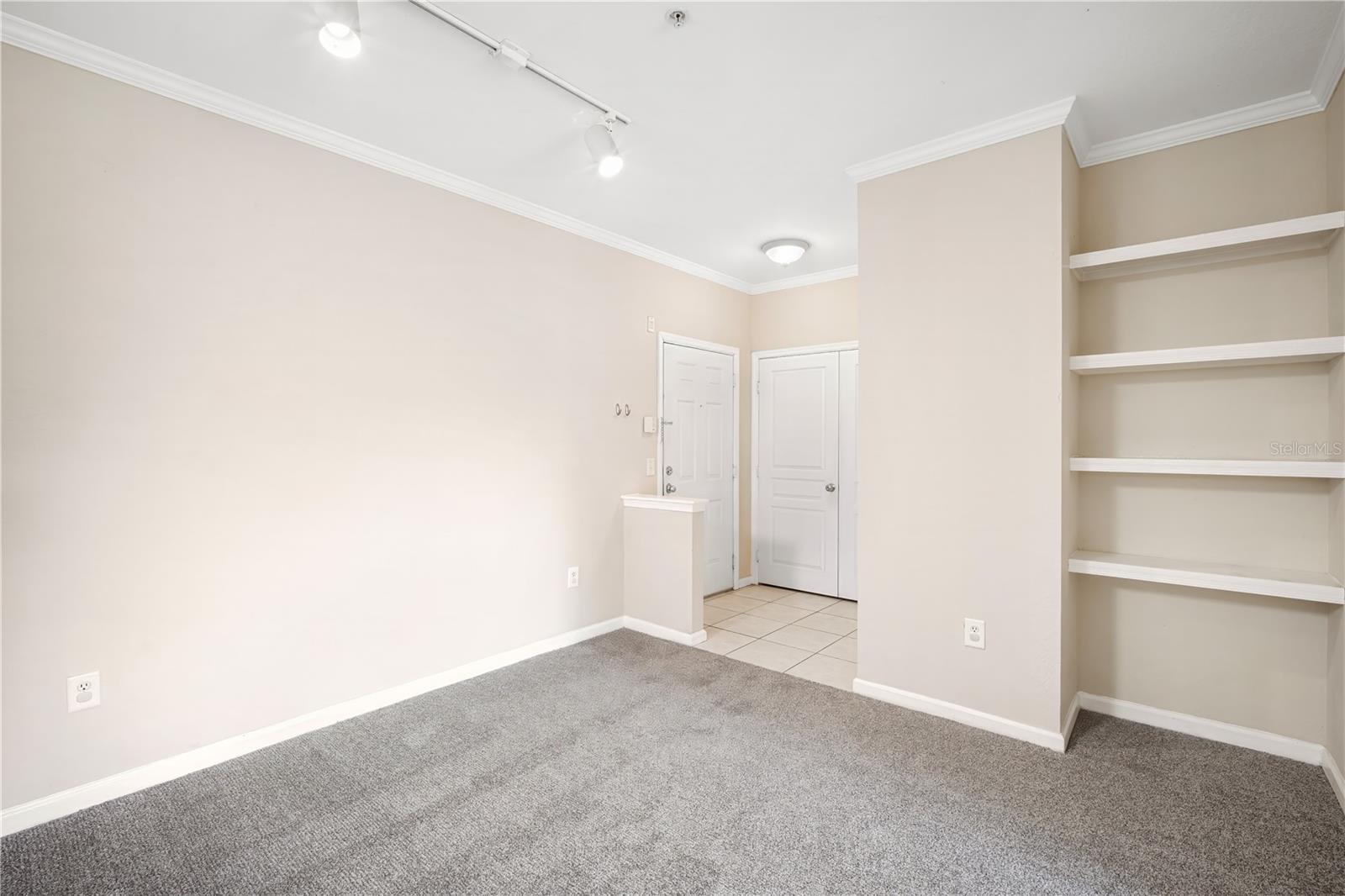 Image 6 of 23 For 9301 Crescent Loop Circle 206