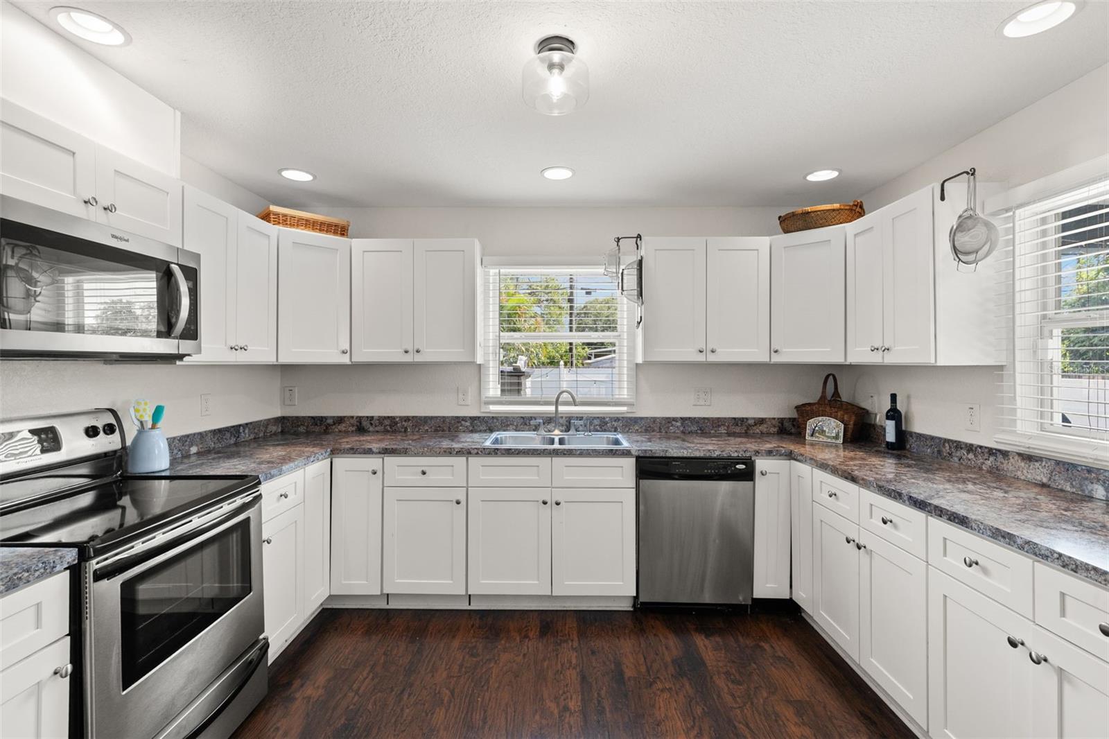 Image 11 of 31 For 469 38th Avenue N