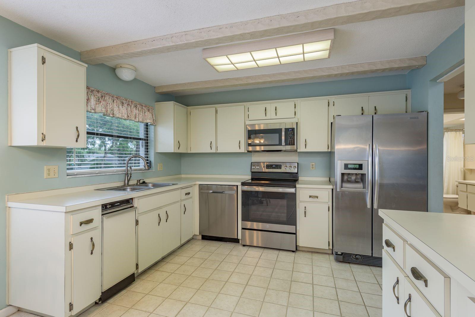 Image 11 of 37 For 828 Lakeside Terrace