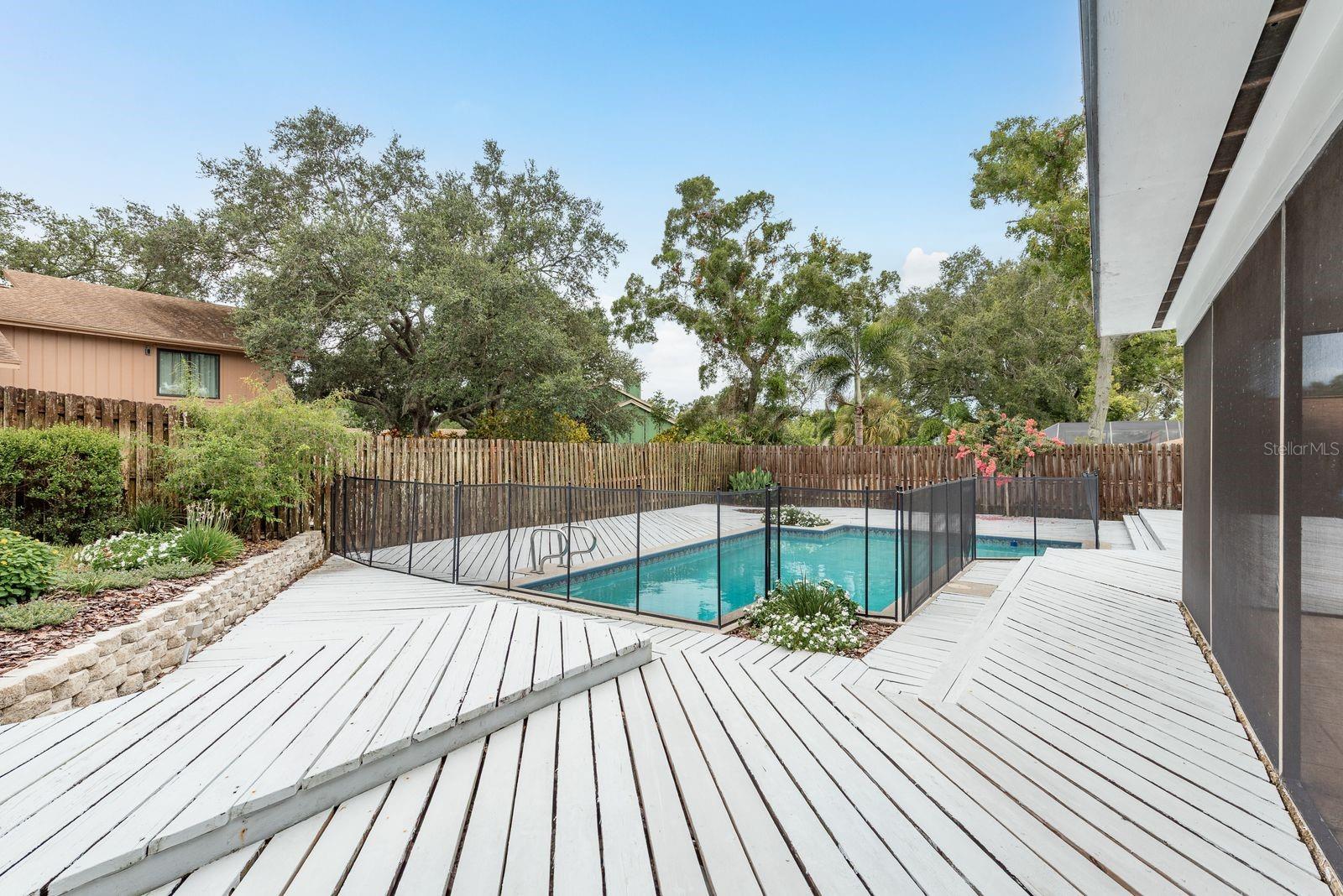 Image 27 of 37 For 828 Lakeside Terrace