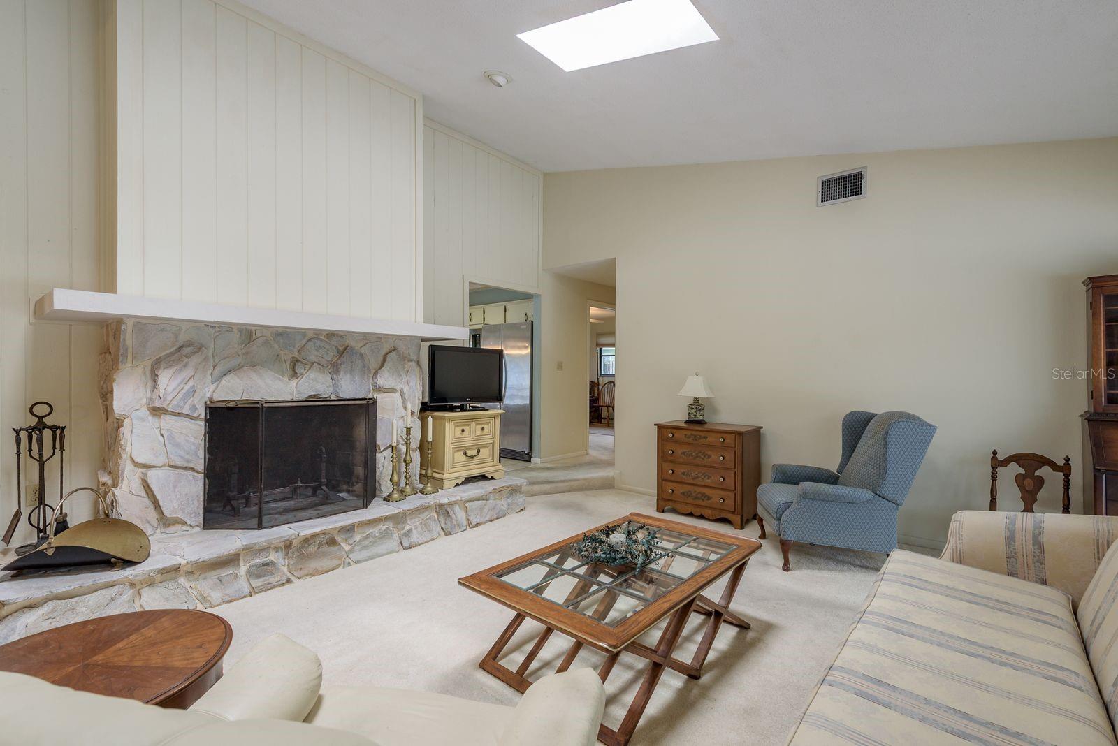 Image 5 of 37 For 828 Lakeside Terrace