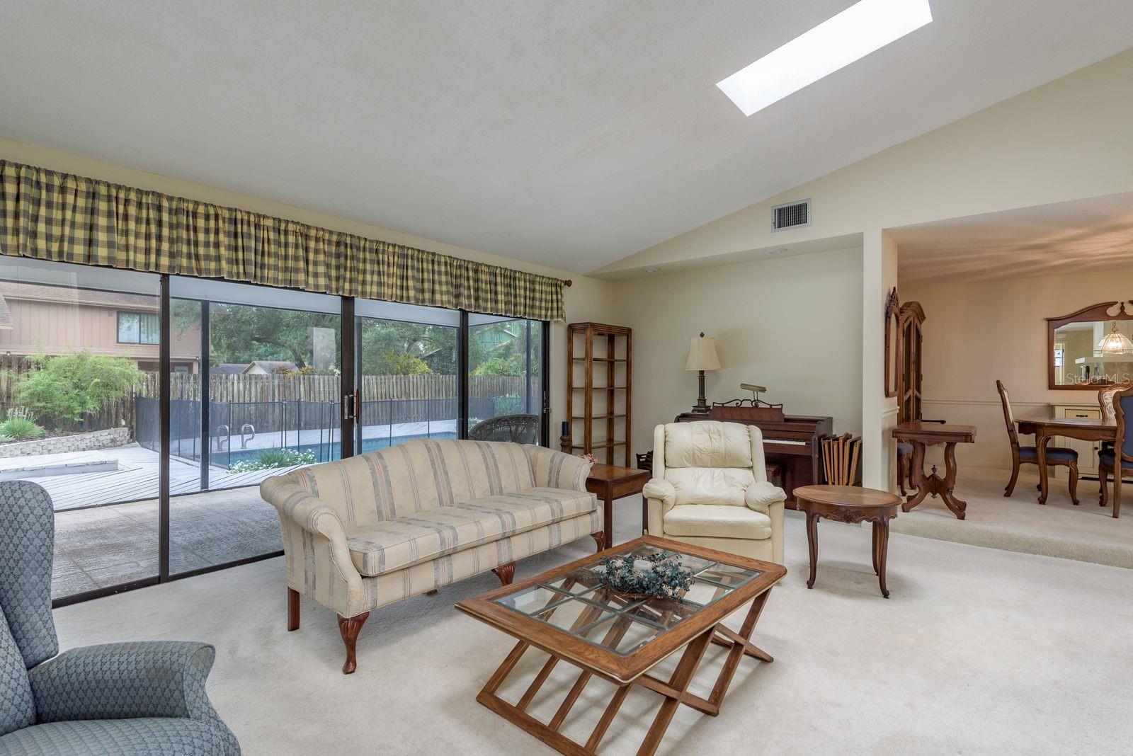 Image 7 of 37 For 828 Lakeside Terrace
