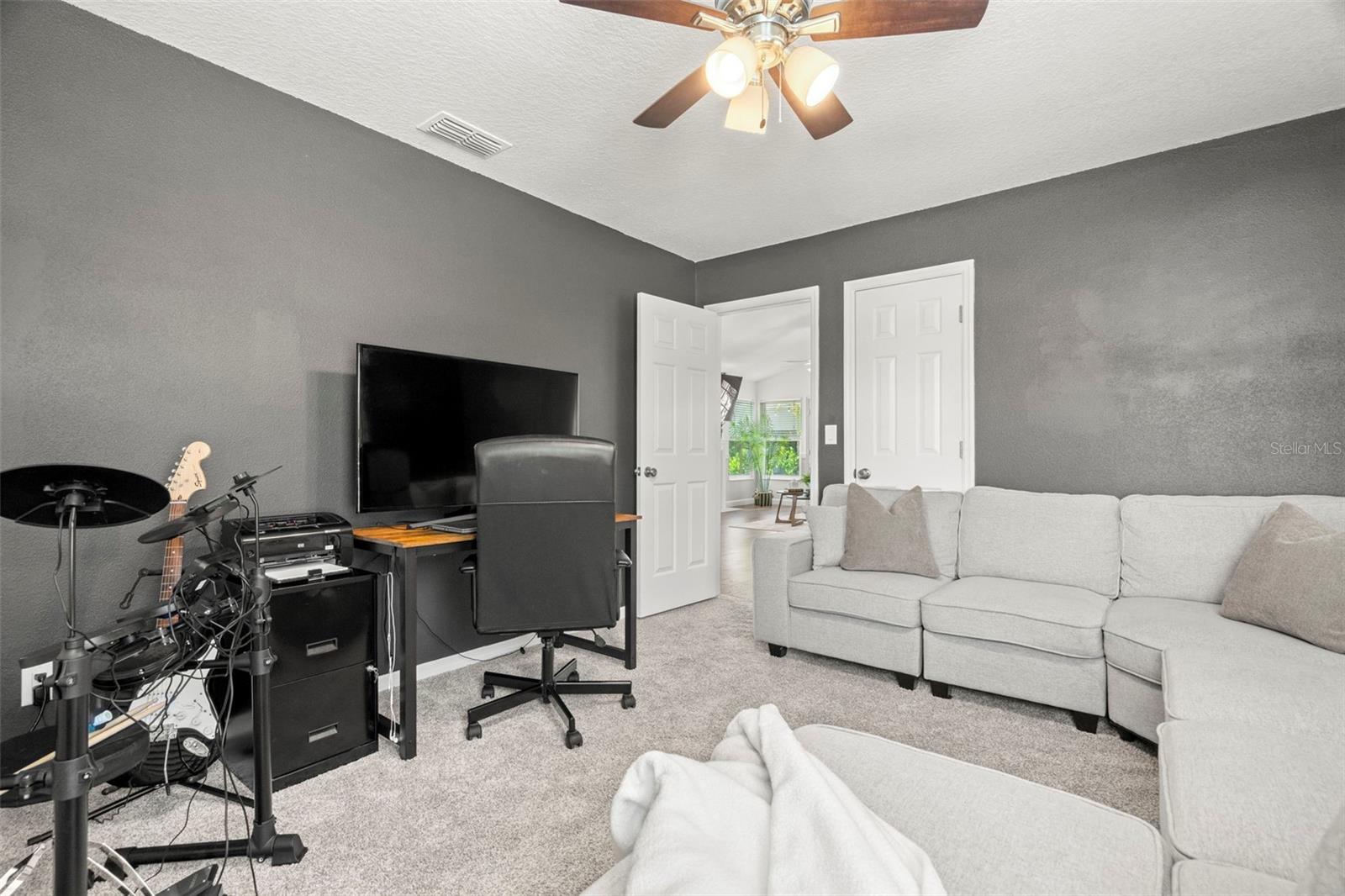 Image 24 of 41 For 500 Roxbury Drive