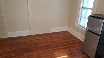 Listing photo id 3 for 700 Grove Street N 3