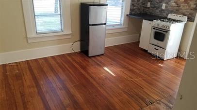 Listing photo id 4 for 700 Grove Street N 3