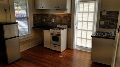 Listing photo id 5 for 700 Grove Street N 3