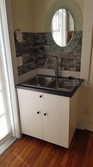 Listing photo id 6 for 700 Grove Street N 3
