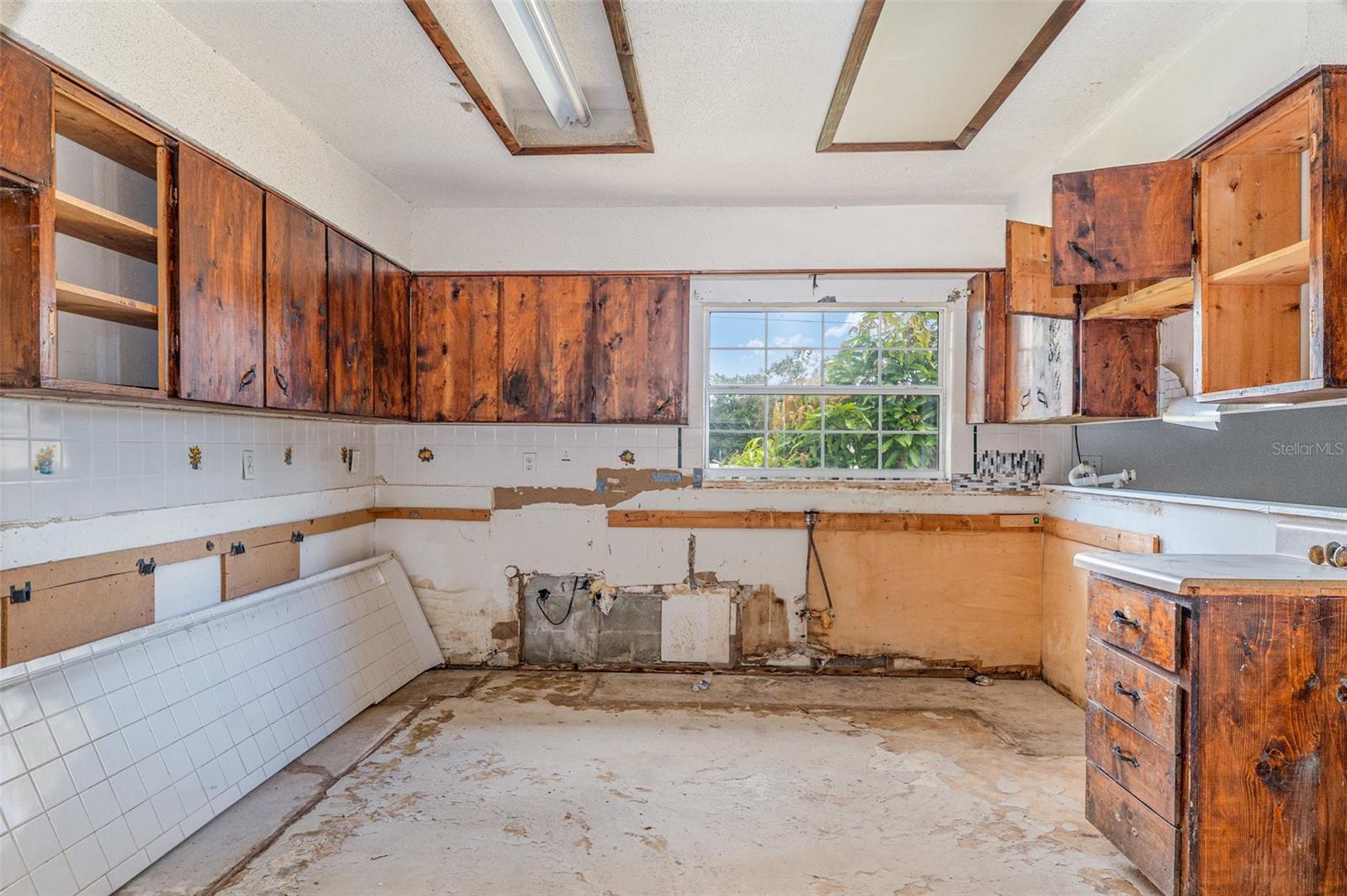 Image 9 of 23 For 795 Whitfield Street