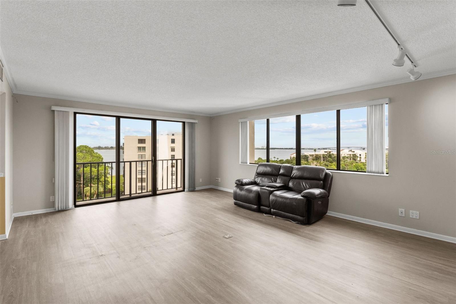 Listing photo id 1 for 150 Belleview Boulevard 507
