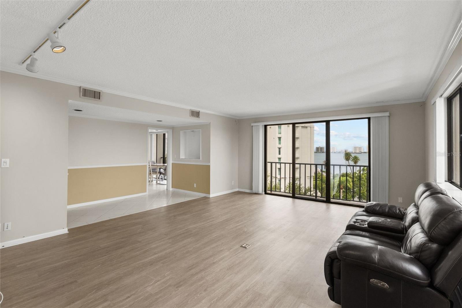 Listing photo id 3 for 150 Belleview Boulevard 507