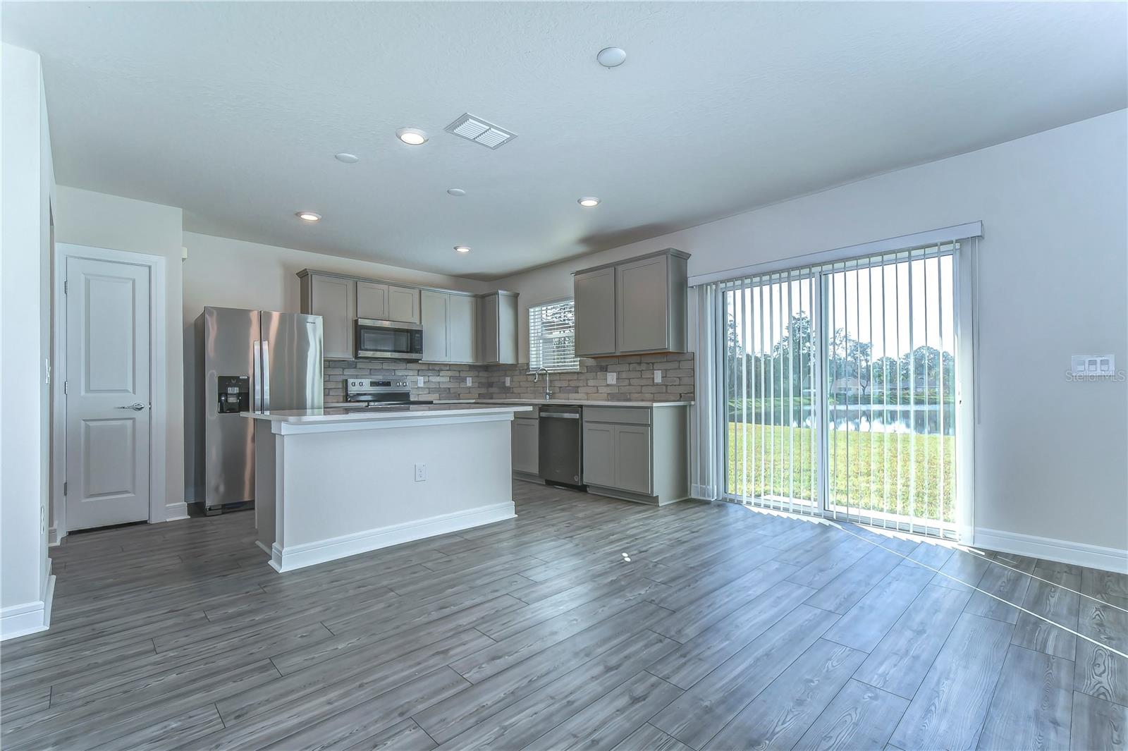 Listing photo id 15 for 30600 Thunderbird Drive