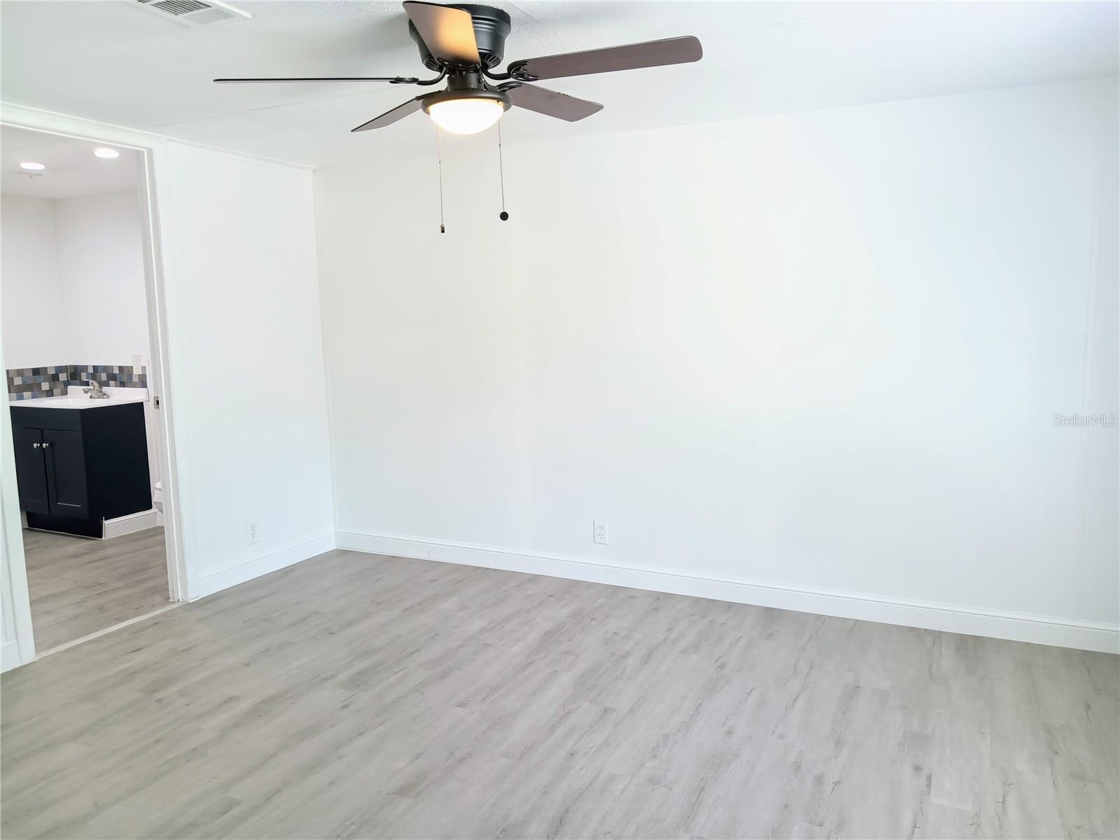 Image 7 of 19 For 5562 Murphy Court