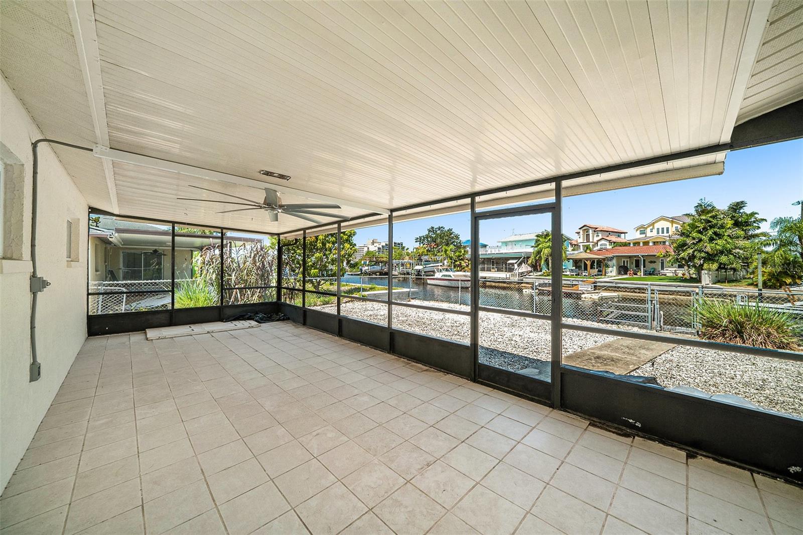 Listing photo id 12 for 13925 Hatcher Avenue