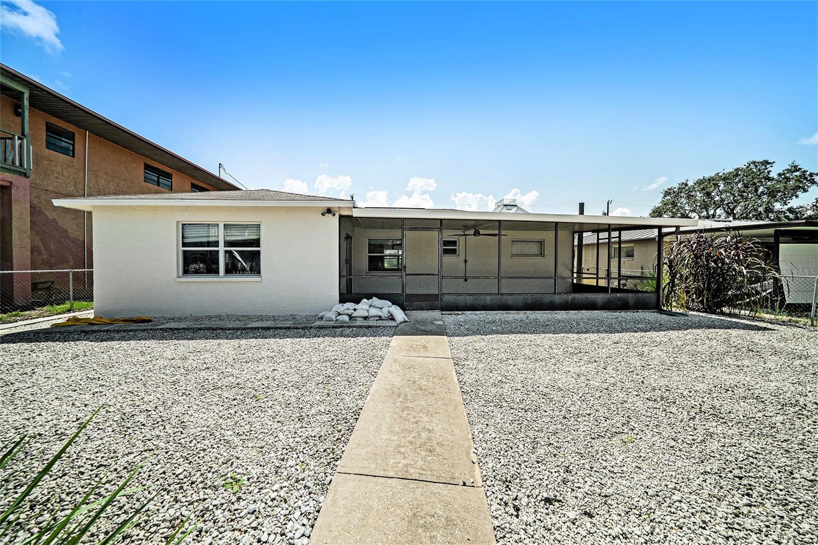 Listing photo id 16 for 13925 Hatcher Avenue