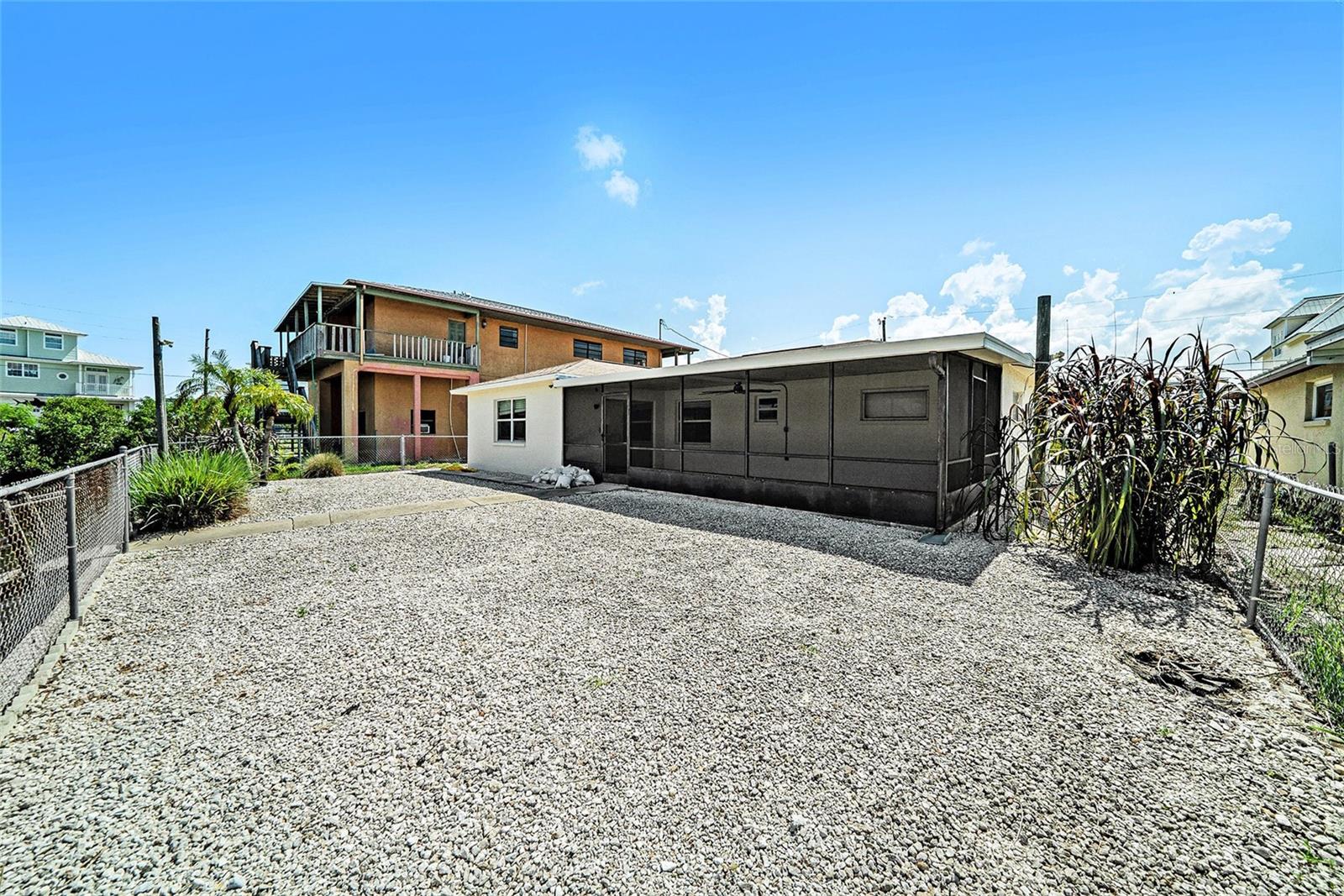 Listing photo id 17 for 13925 Hatcher Avenue