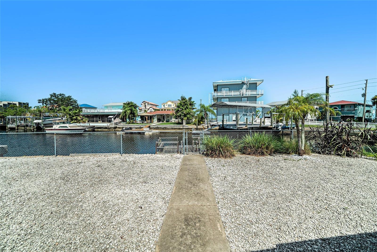 Listing photo id 18 for 13925 Hatcher Avenue