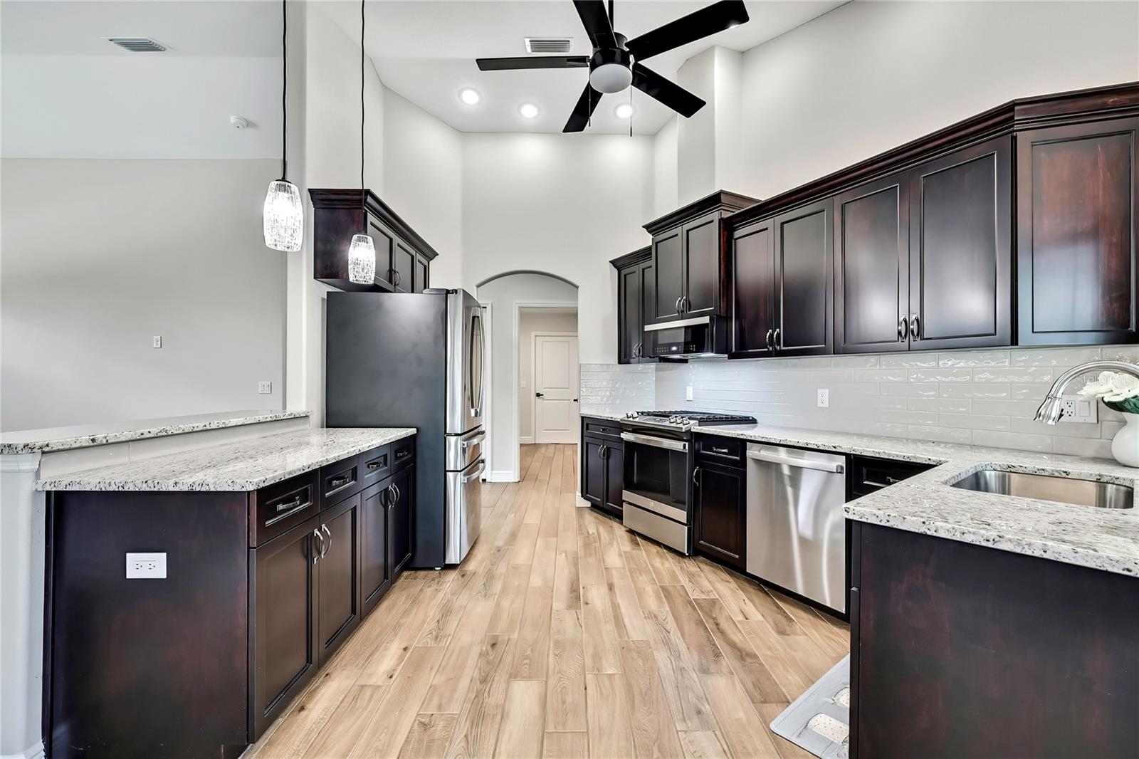 Listing photo id 8 for 15 Dahlia Court N