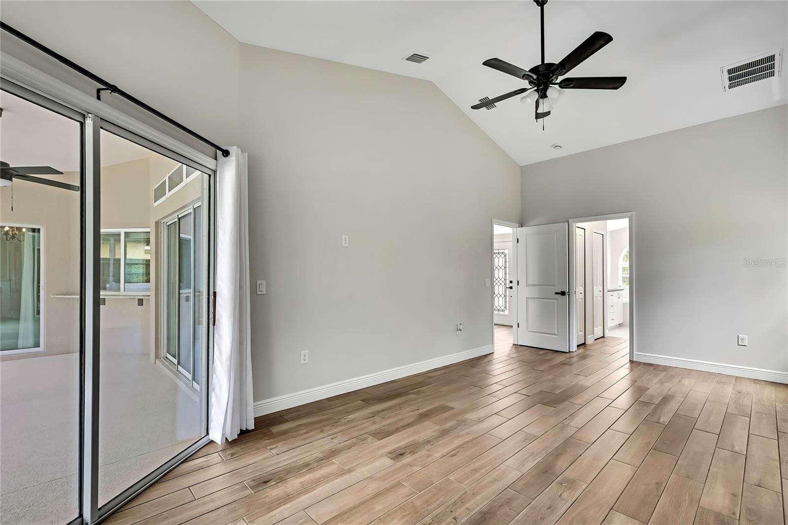 Listing photo id 13 for 15 Dahlia Court N