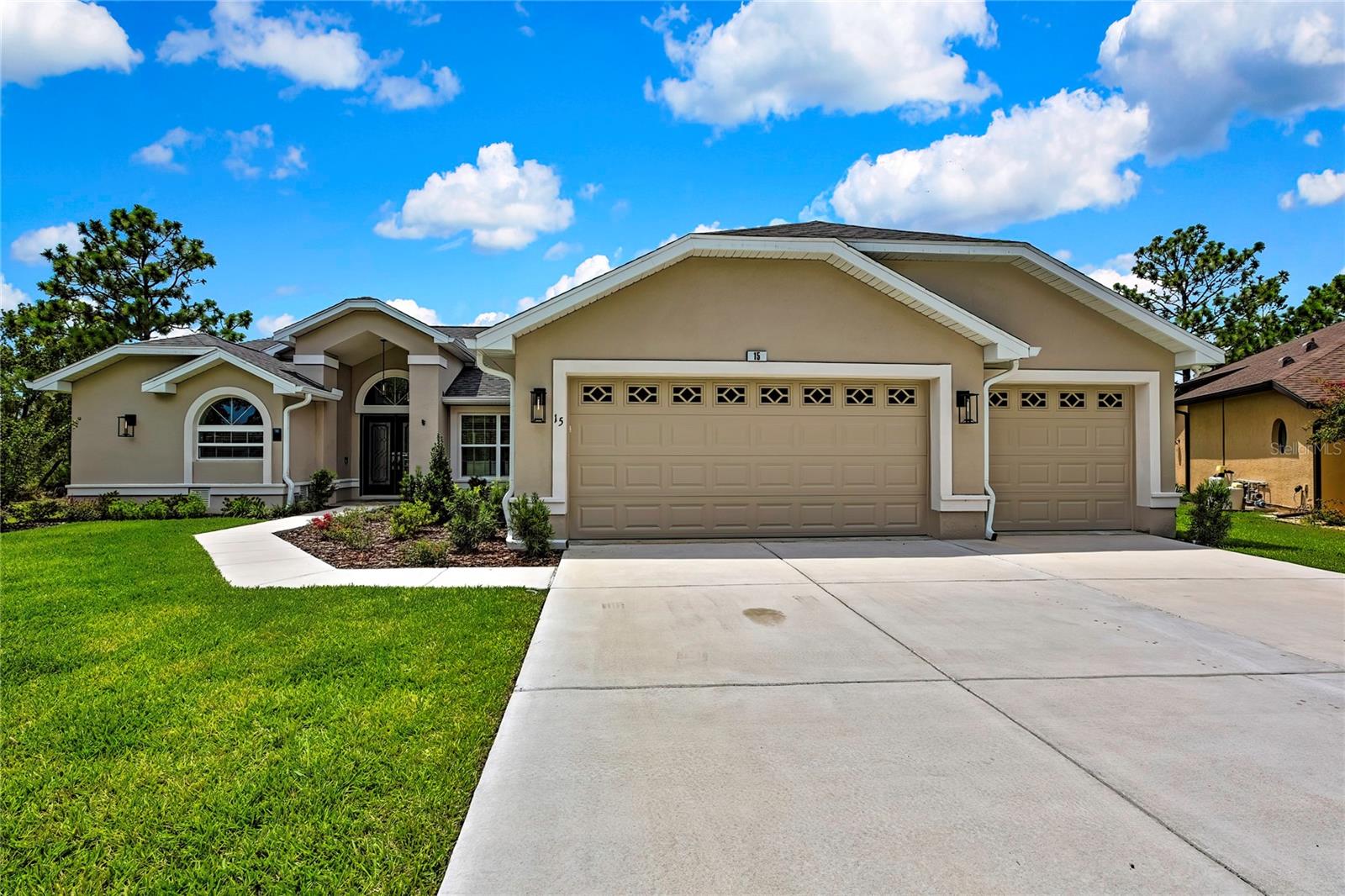 Listing photo id 0 for 15 Dahlia Court N