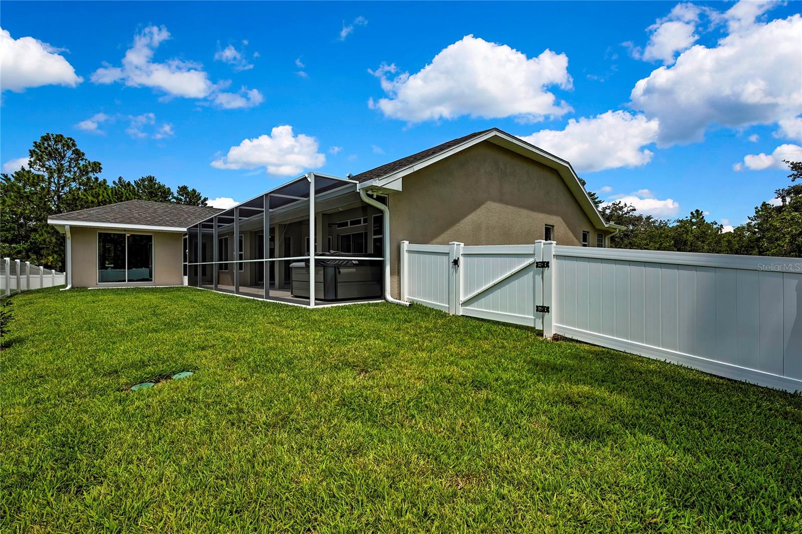 Listing photo id 33 for 15 Dahlia Court N