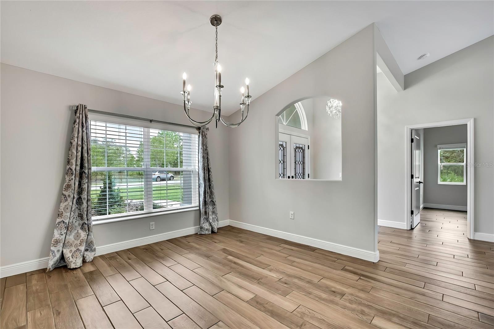 Listing photo id 3 for 15 Dahlia Court N