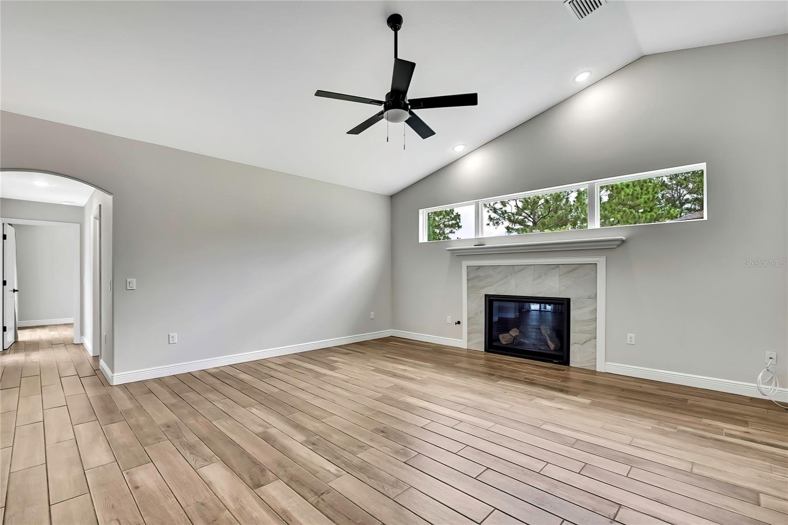 Listing photo id 4 for 15 Dahlia Court N