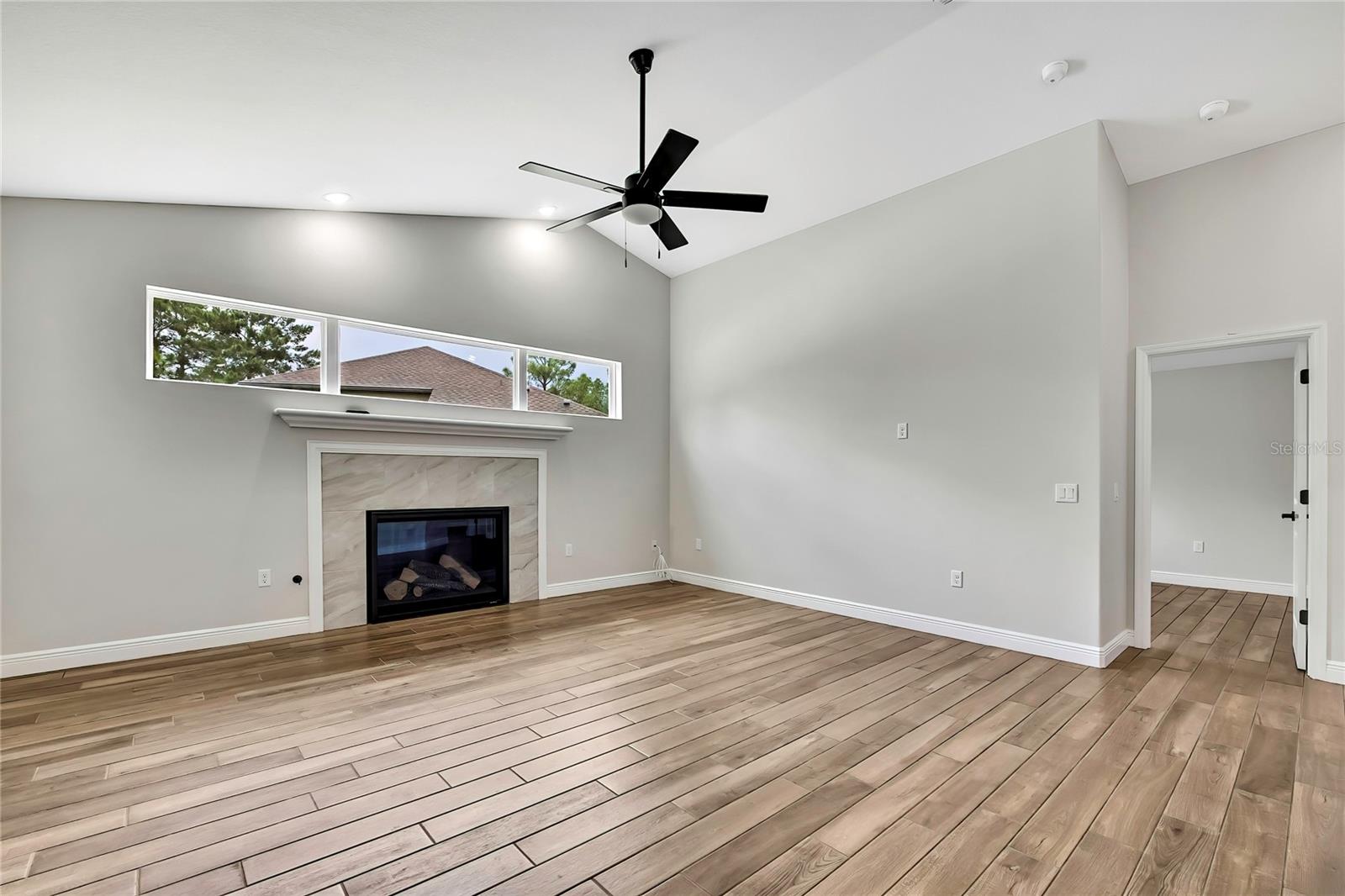 Listing photo id 5 for 15 Dahlia Court N