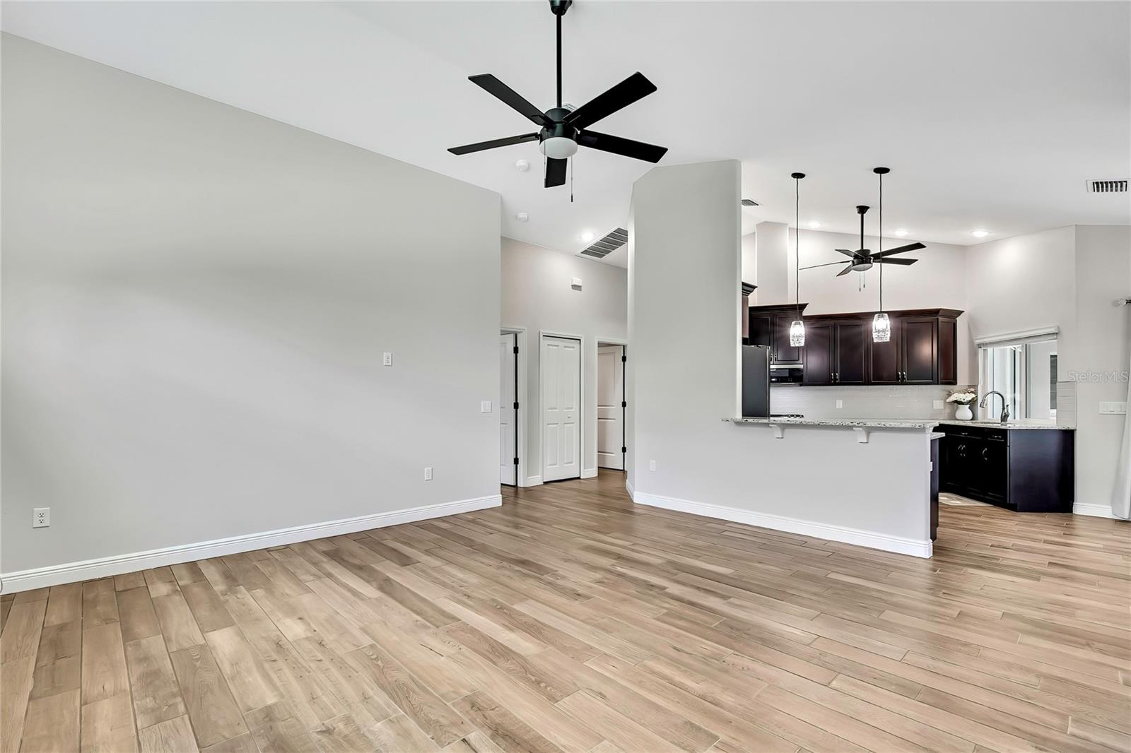 Listing photo id 6 for 15 Dahlia Court N
