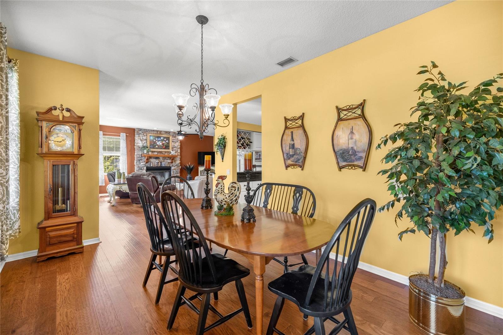 Listing photo id 11 for 10264 Springtree Lane