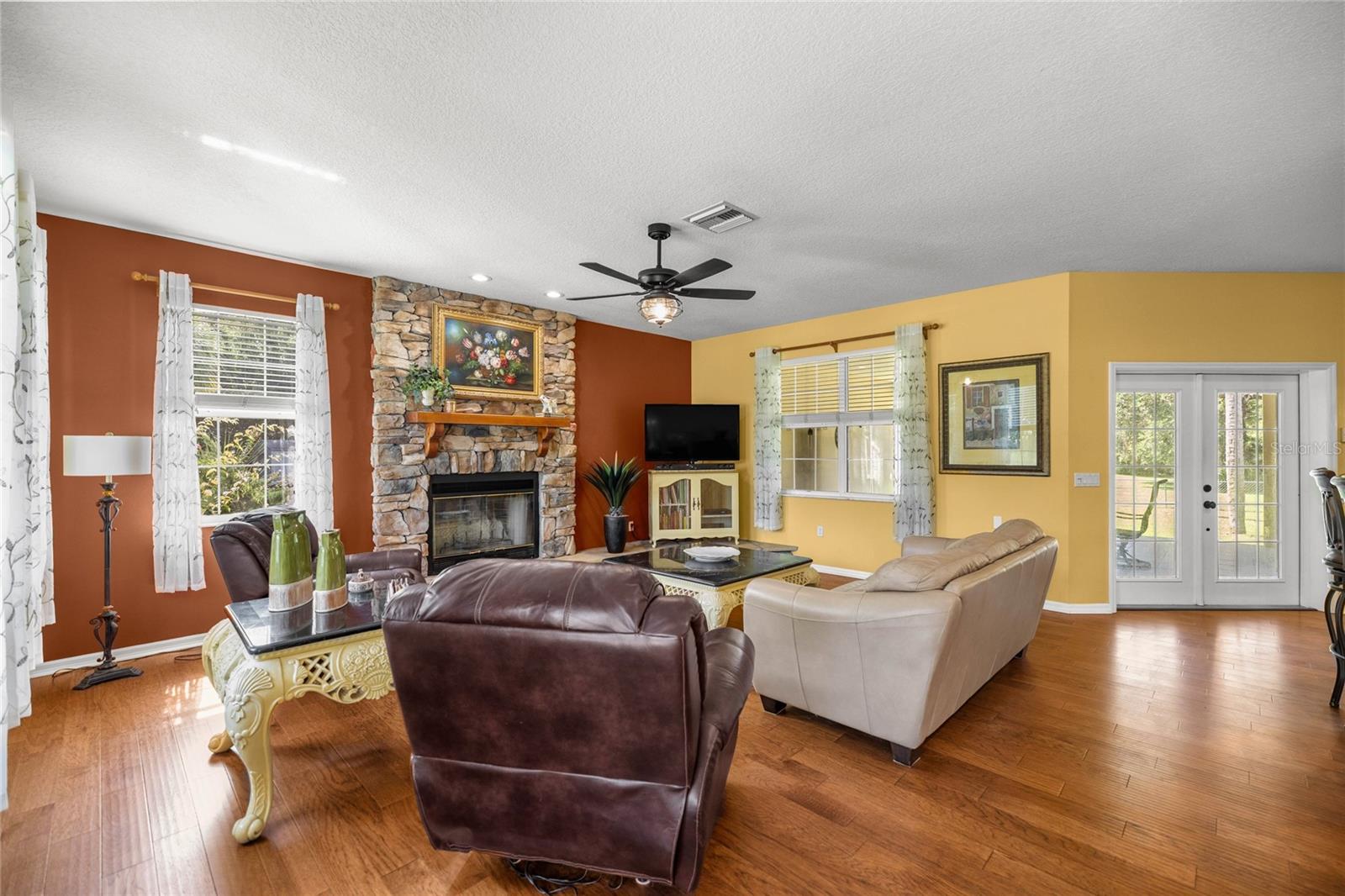 Listing photo id 14 for 10264 Springtree Lane
