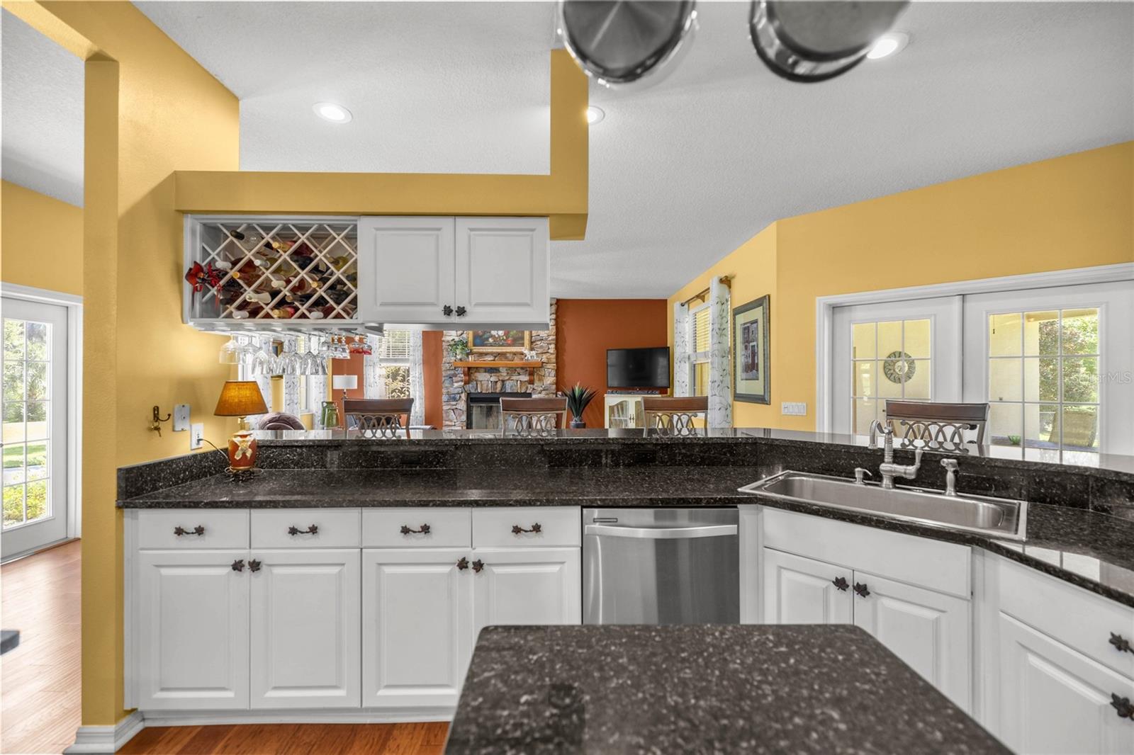 Listing photo id 18 for 10264 Springtree Lane