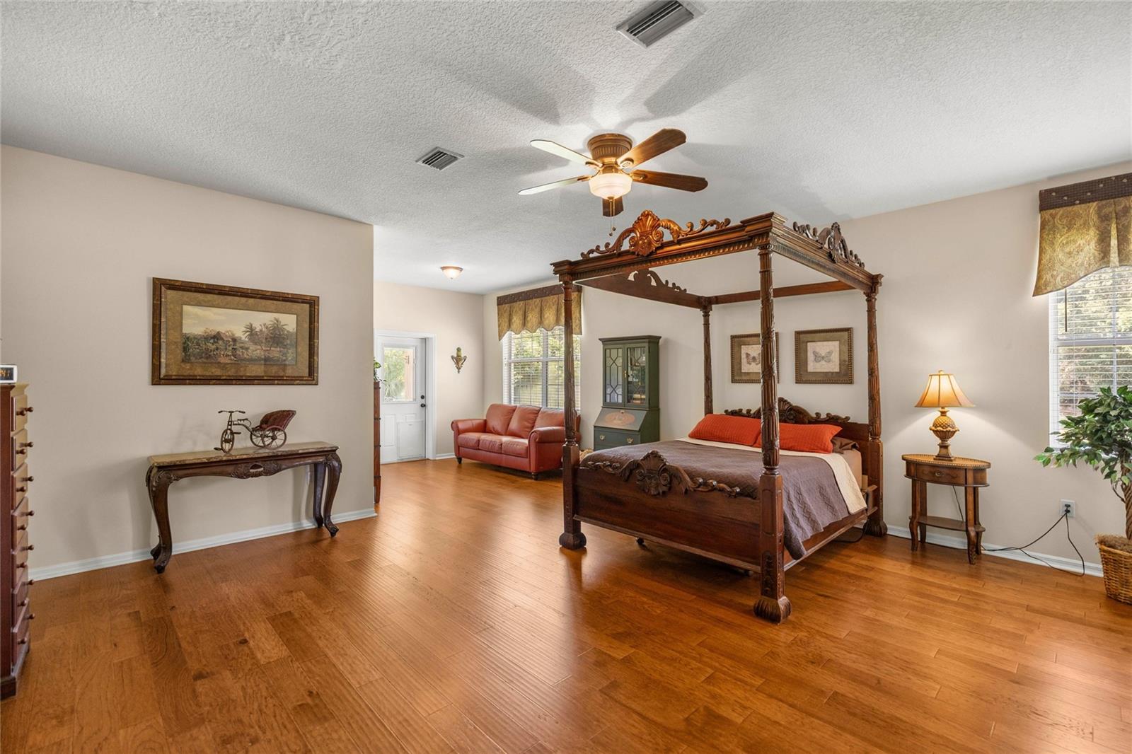 Listing photo id 1 for 10264 Springtree Lane