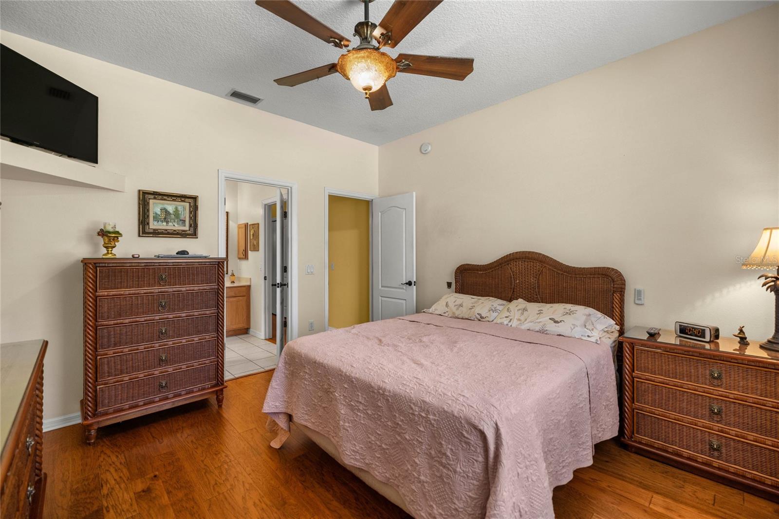Listing photo id 28 for 10264 Springtree Lane